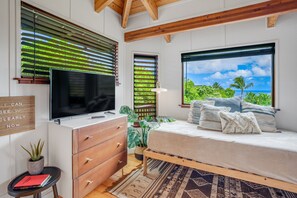 3 bedrooms, WiFi, bed sheets - Bright, modern home w/ocean views from the huge wraparound deck & private pool (Princeville)