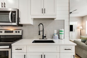 雪櫃、微波爐、焗爐、爐具