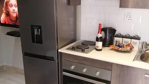 Kylskåp, mikrovågsugn, ugn och spishäll