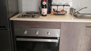 Kylskåp, mikrovågsugn, ugn och spishäll