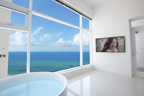 PLUS Pool villa 204 | Jetted bathtub
