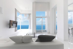 CASA Pool villa 301 | Living area | Flat-screen TV - Lamiacasa Pension (Gangneung)