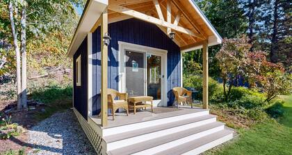Charming Boothbay Harbor cottage with partial AC, full kitchen, and sun room