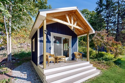 Charming Boothbay Harbor cottage with partial AC, full kitchen, and sun room