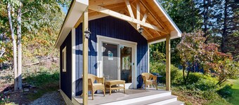 Charming Boothbay Harbor cottage with partial AC, full kitchen, and sun room