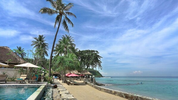An infinity pool - Lovely Villa with a private pool (Senggigi)