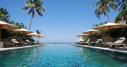 Awesome 1 Bedroom, Private Pool, few steps to the beach