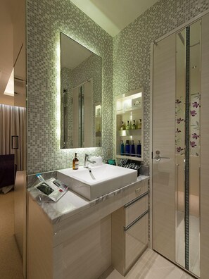 Quarto superior (long stay,check in 2PM/Check out noon) | Cofres nos quartos, cortinas blackout, Wi-Fi de cortesia, roupa de cama