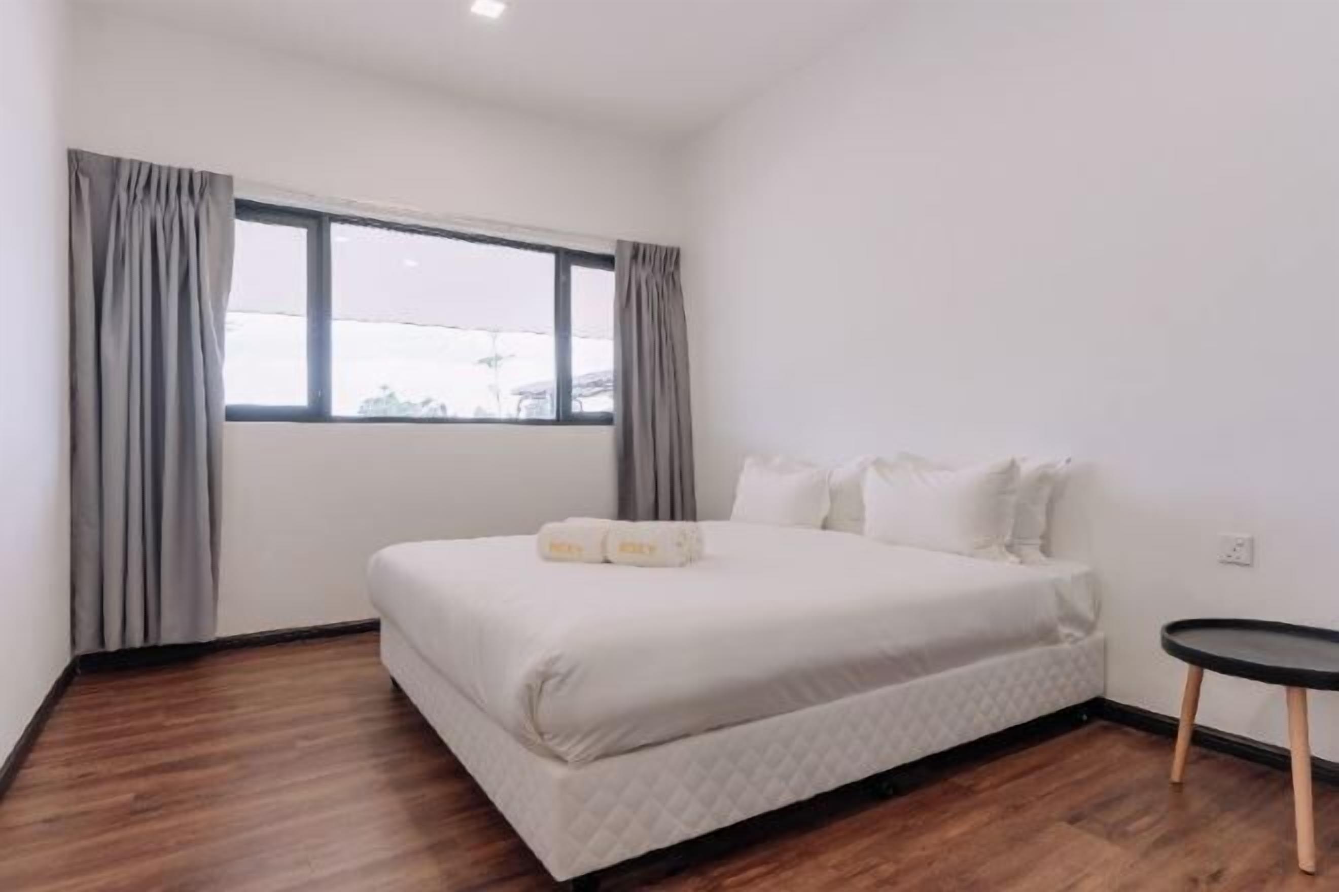 Een strijkplank/strijkijzer, beddengoed