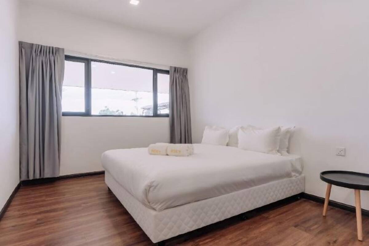 Iron/ironing board, bed sheets