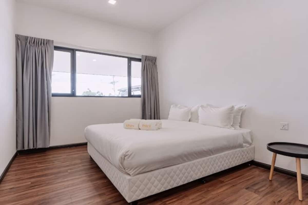 Tabla de planchar con plancha y ropa de cama