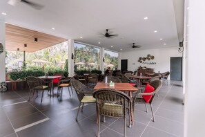 Breakfast, lunch, dinner served; Asian cuisine  - Roxy Sematan Villa & Townhouse (Lundu)