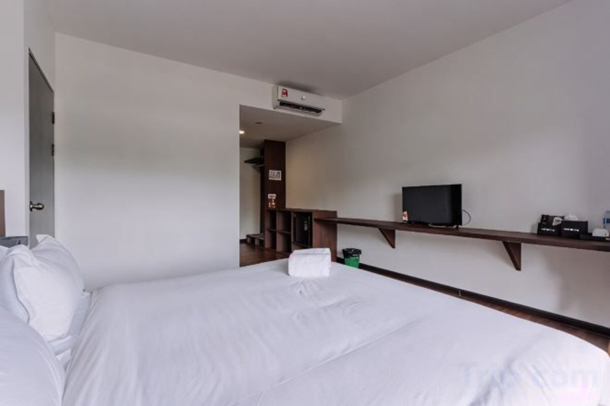 Iron/ironing board (on request), bed sheets
