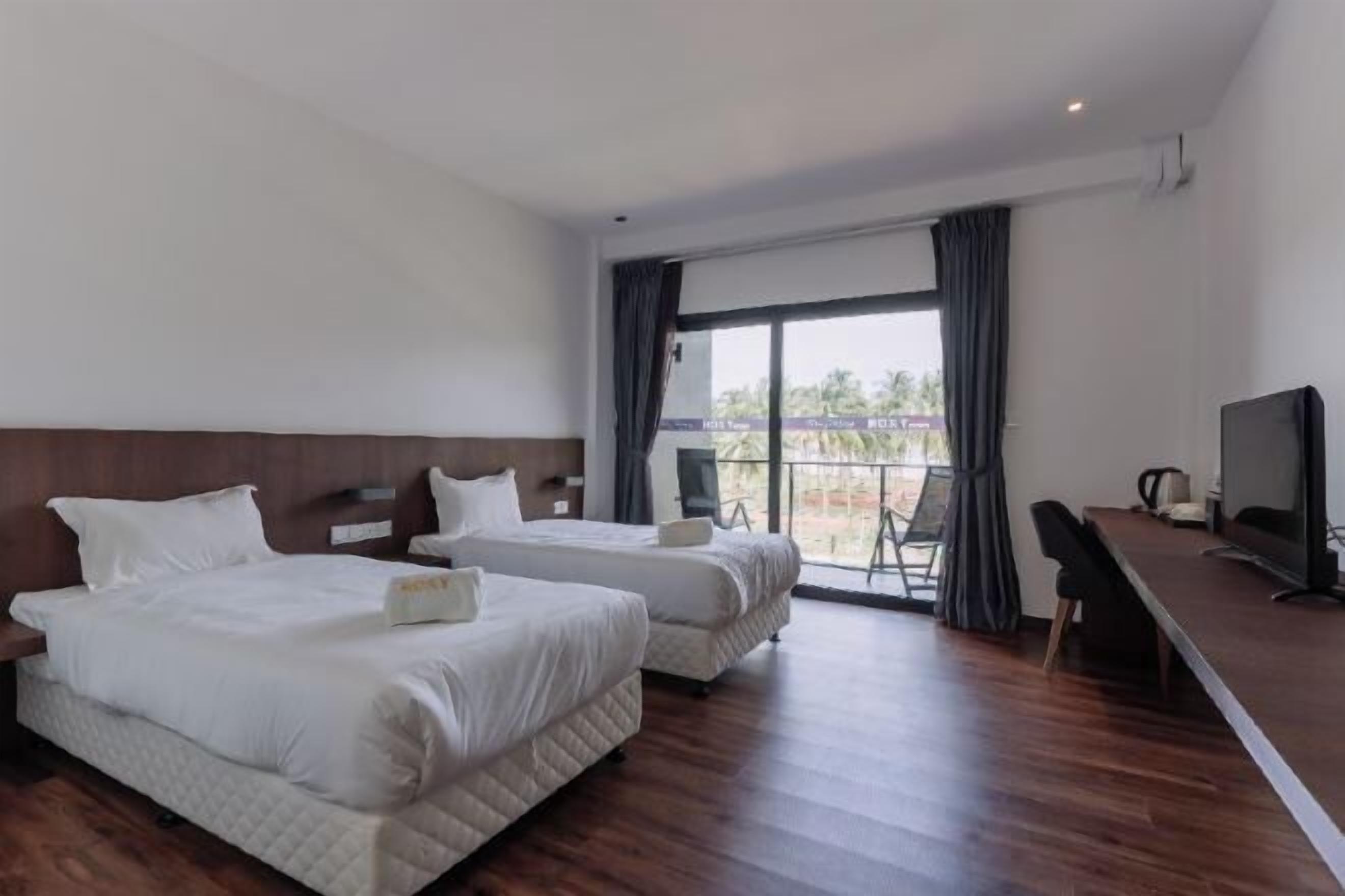 Een strijkplank/strijkijzer, beddengoed