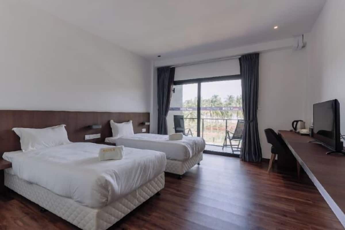 Iron/ironing board, bed sheets