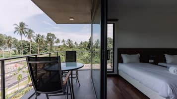 Deluxe Twin Room, 2 Single Beds, Corner | Iron/ironing board, bed sheets