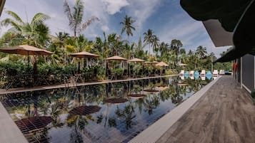 Indoor pool, pool loungers