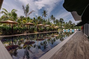 Una piscina techada, sillones reclinables de piscina