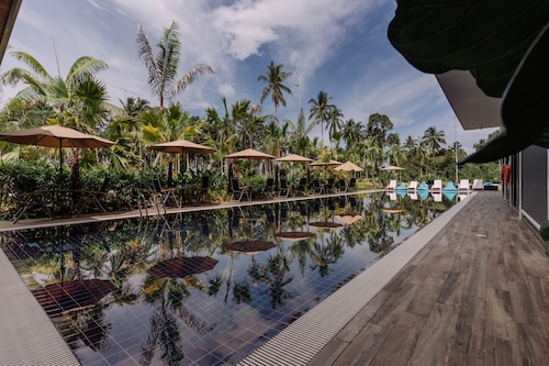 Roxy Sematan Villa & Townhouse