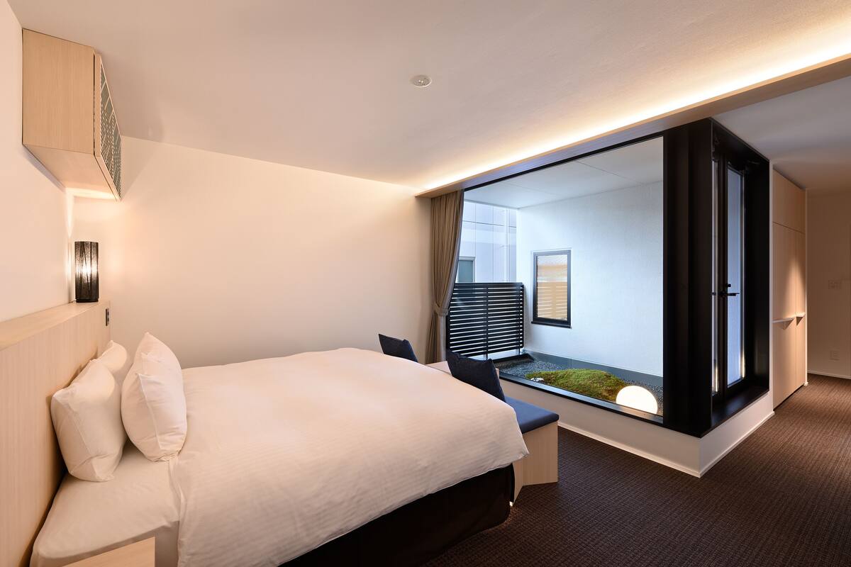Rom – deluxe, 1 kingsize-seng, badekar (King) | Safe på rommet, blendingsgardiner og strykejern/-brett