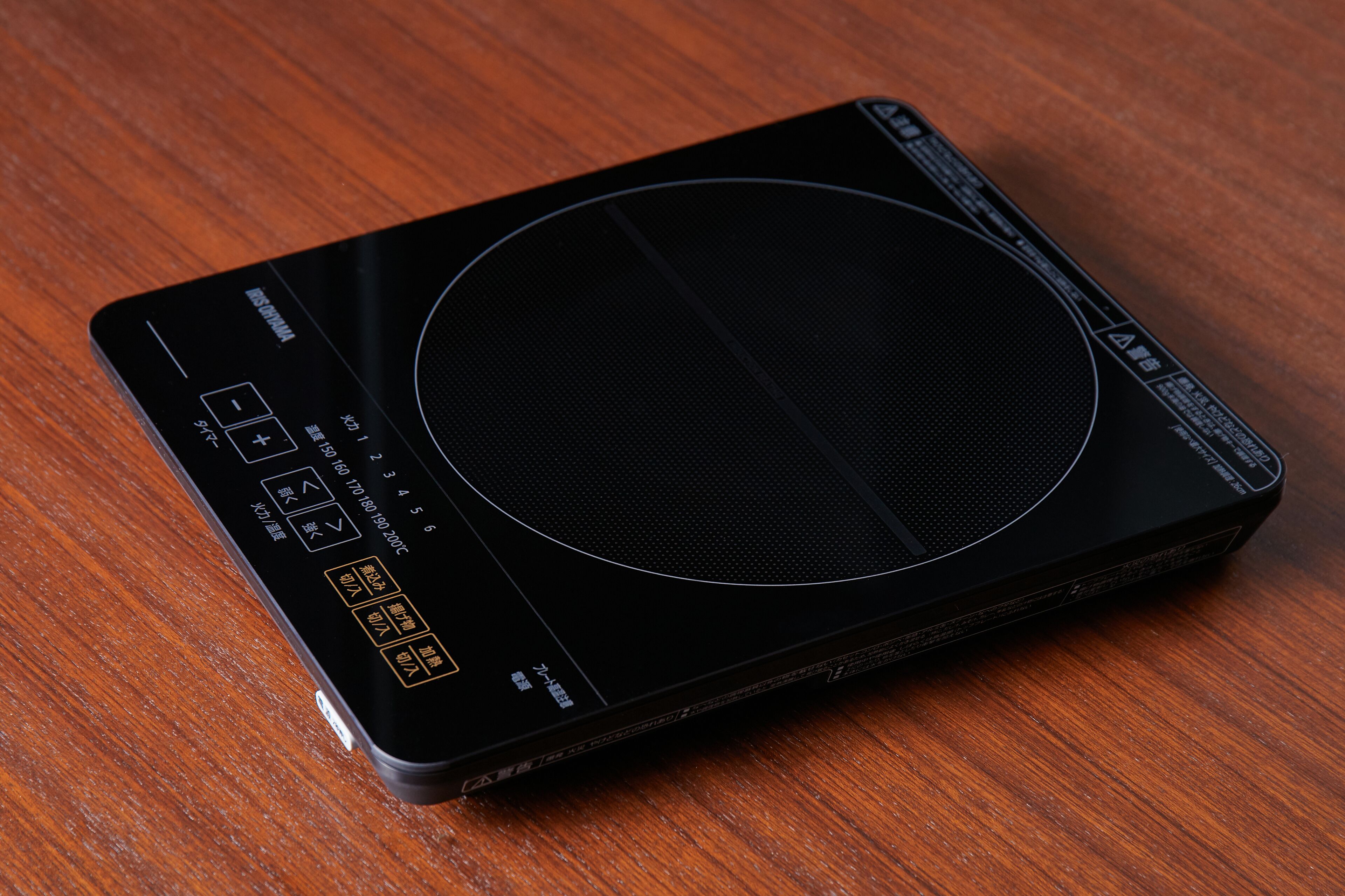 Un haut-parleur portable noir, doté d’une grande grille circulaire, de boutons de commande et d’un indicateur d’alimentation.