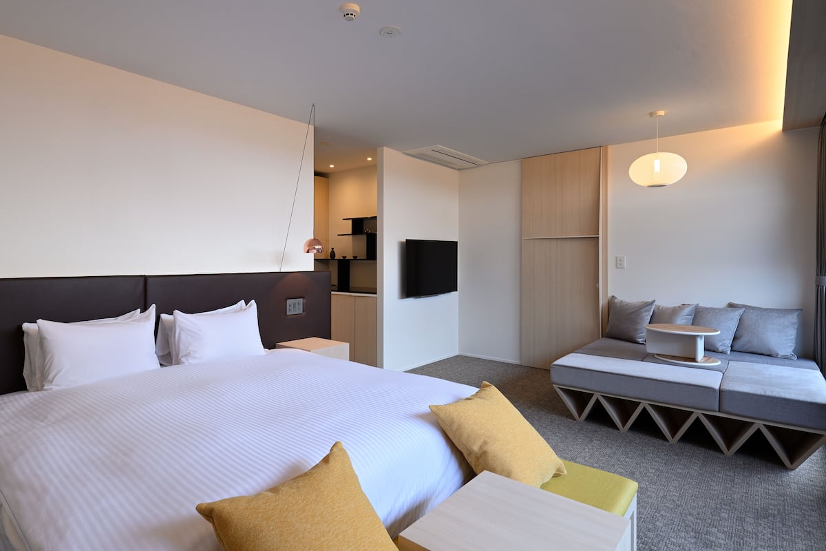 Suite, 1 King-Bett, Gartenblick | Wohnbereich | 32-Zoll-LCD-Fernseher mit Digitalempfang, Fernseher