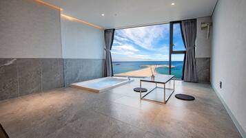 Jetted bathtub