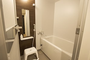 Chambre Confort (5) | Salle de bain | Séchoir à cheveux, pantoufles, bidet, serviettes fournies