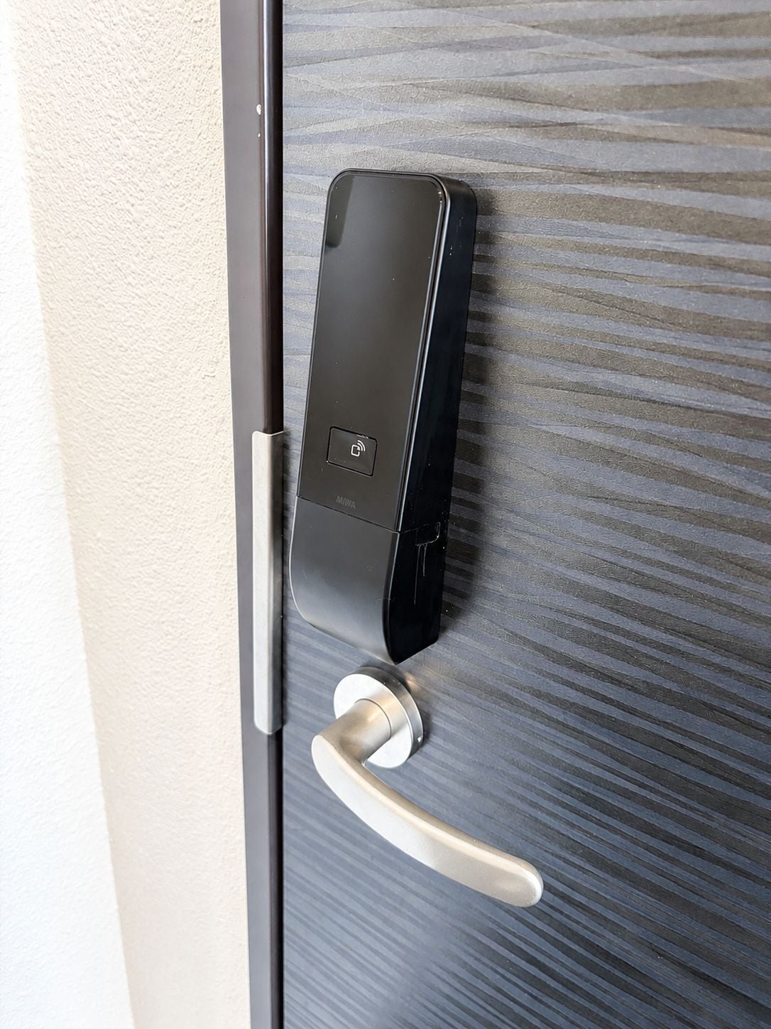 Une porte moderne dotée d’une serrure numérique et d’un trou de serrure.
