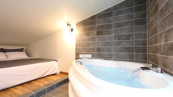 Room, Jetted Tub (202) | Jetted bathtub