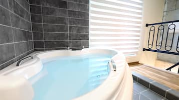 Room, Jetted Tub (202) | Jetted bathtub