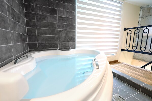 Room, Jetted Tub (202) | Jetted tub - 128 Pension (Gangneung)
