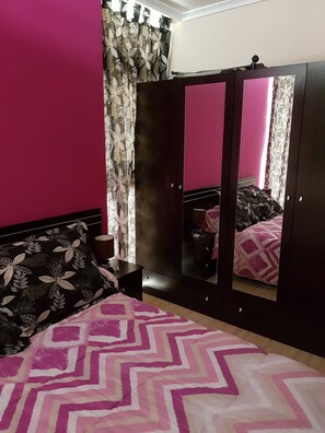 1 chambre, fer et planche à repasser, accès Internet, draps fournis