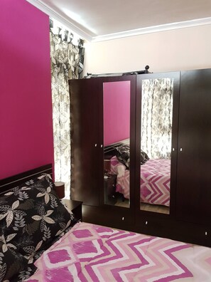 1 chambre, fer et planche à repasser, accès Internet, draps fournis