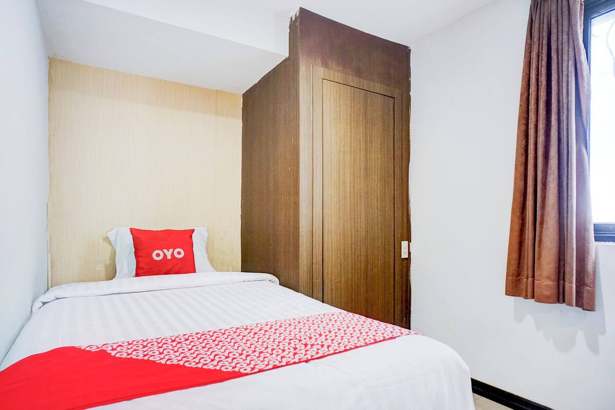 Standard Single Room | Laptop workspace, free WiFi