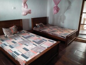 Individually furnished, desk, laptop workspace, iron/ironing board - Beatrice House (Galle)