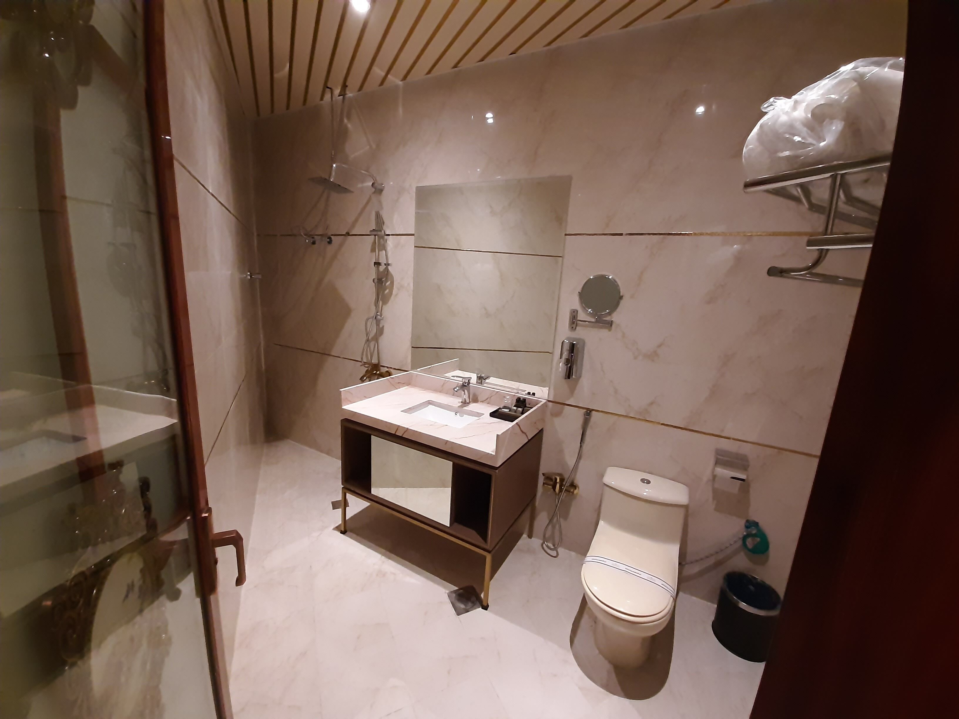 Habitación familiar | Baño | Regadera, batas, pantuflas, toallas 