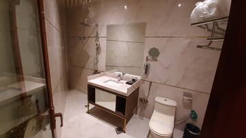 Habitación familiar | Baño | Regadera, batas, pantuflas, toallas