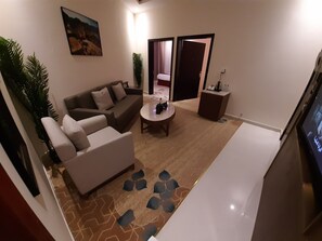 Family Room | Living area | Flat-screen TV - Qasr Alshamal Hotel (Arar)