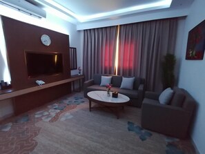 Flat-screen TV - Qasr Alshamal Hotel (Arar)