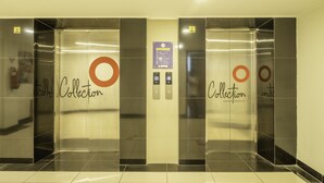 Um elevador com portas metálicas e um sinal indicando os andares.