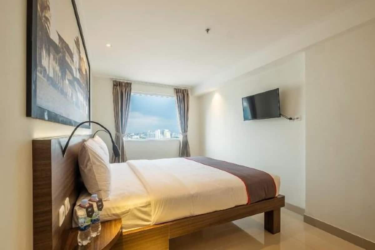 Desk, laptop workspace, free WiFi, bed sheets