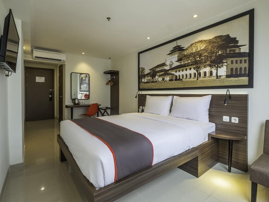 Desk, laptop workspace, free WiFi, bed sheets