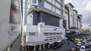 Um edifício com uma placa que diz 'PASARBARU HERITAGE'.