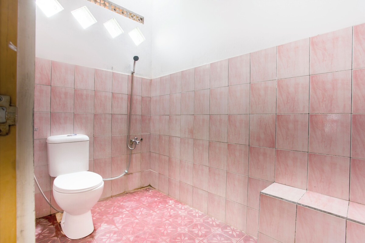 Badkamer | Een douche, handdoeken
