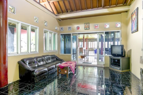 Lobby sitting area. Hotel O Karya Nunggal Asri
