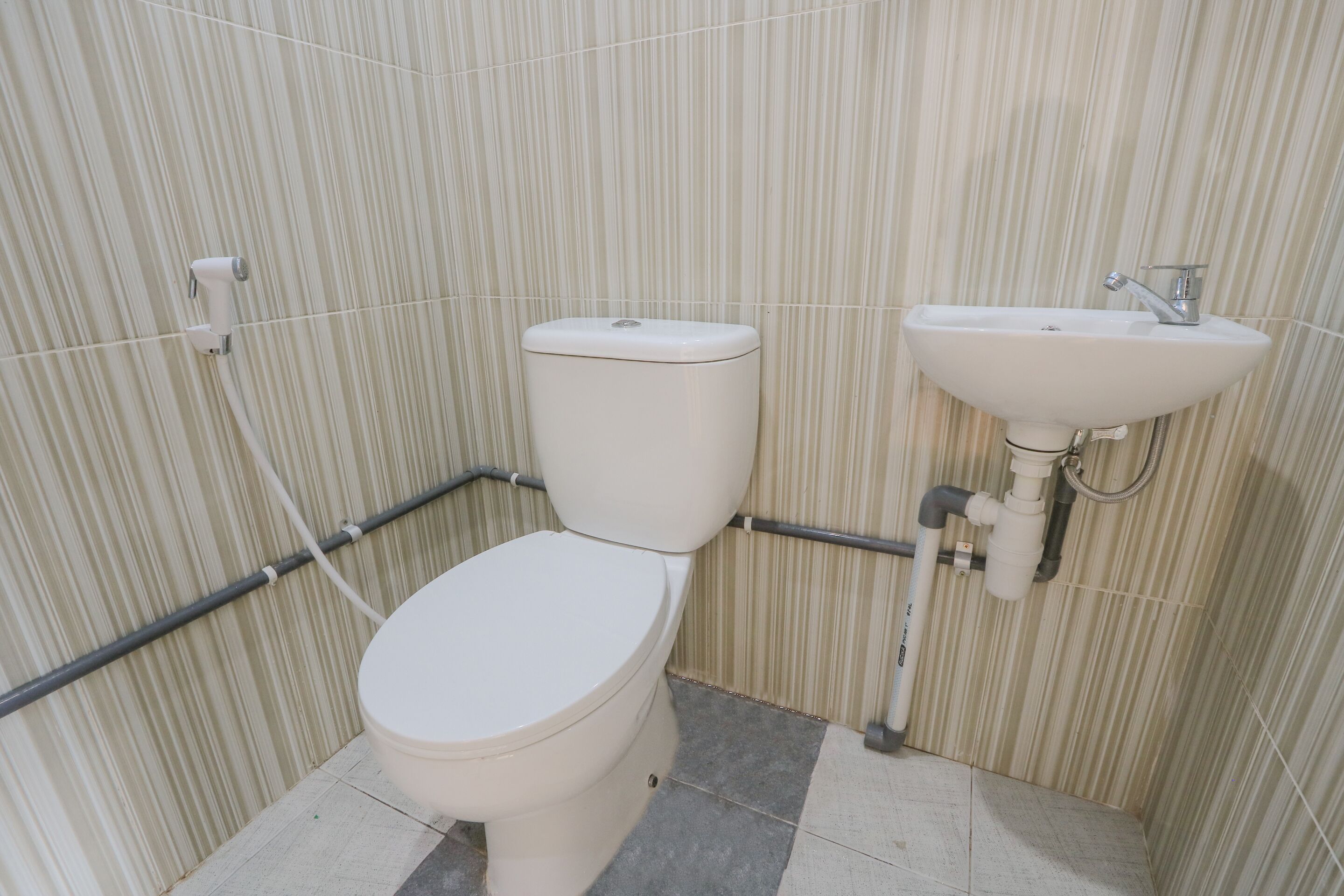 Un baño pequeño y funcional con inodoro y lavamanos.