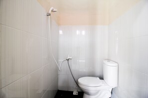 Economy Double Room | Bathroom | Shower, towels - OYO 2592 Homestay Bunda Puja (Mandau)