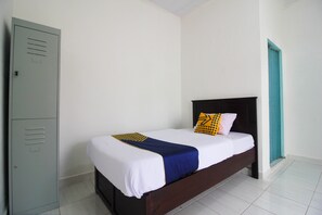 Economy Double Room | Bed sheets - OYO 2592 Homestay Bunda Puja (Mandau)