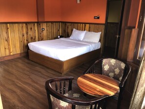 Desk, soundproofing, free WiFi, bed sheets